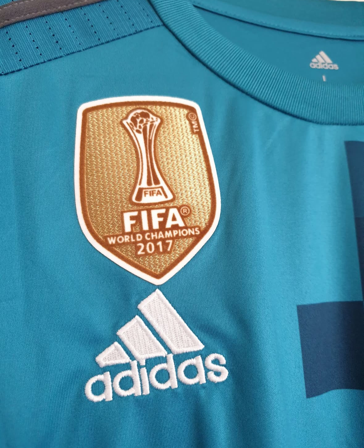 Jersey Real Madrid Retro - 2017/18 + Patch Champions League + World Cup