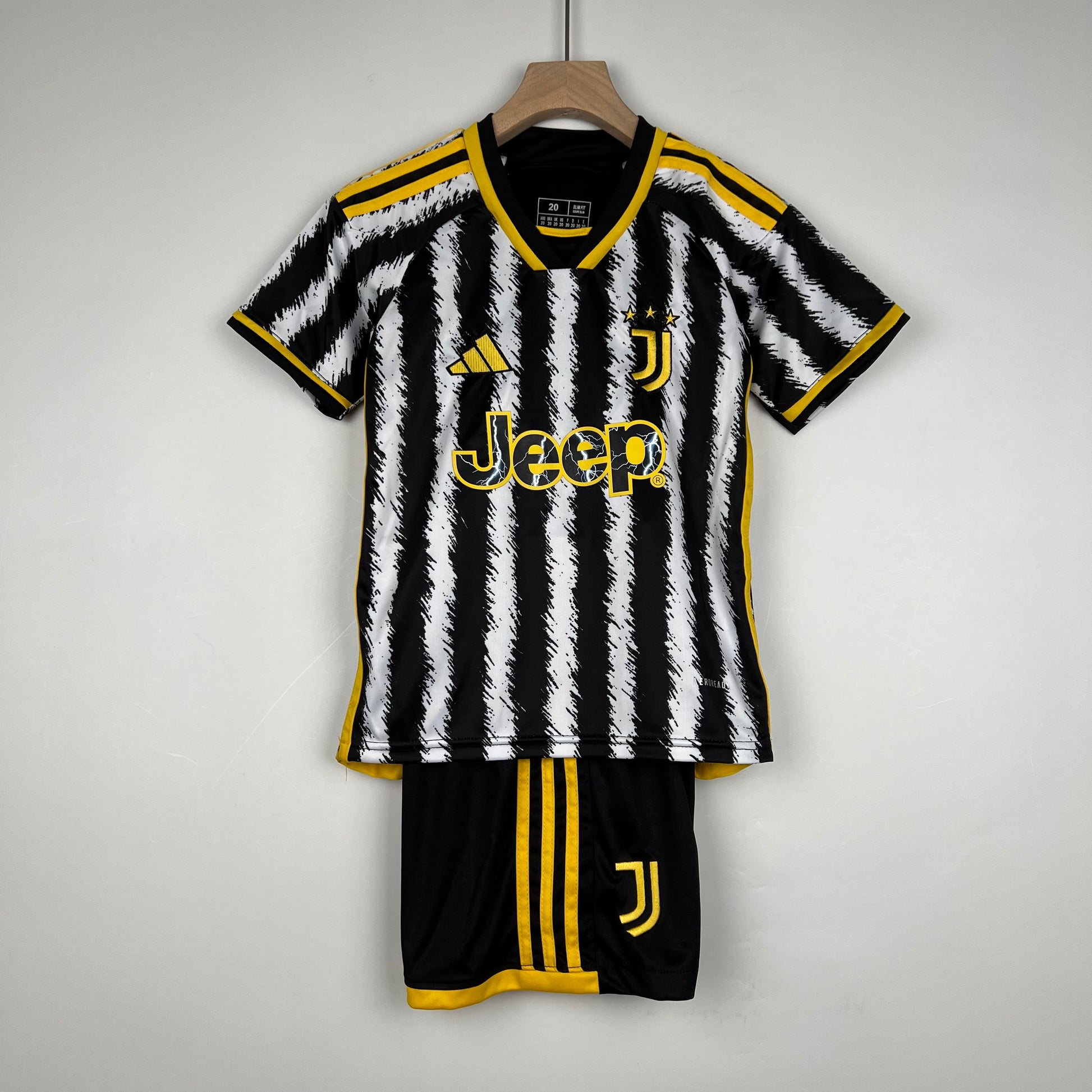 JUVENTUS I 23/24 CONJUNTO INFANTIL - TIENDA DEL JUGADOR