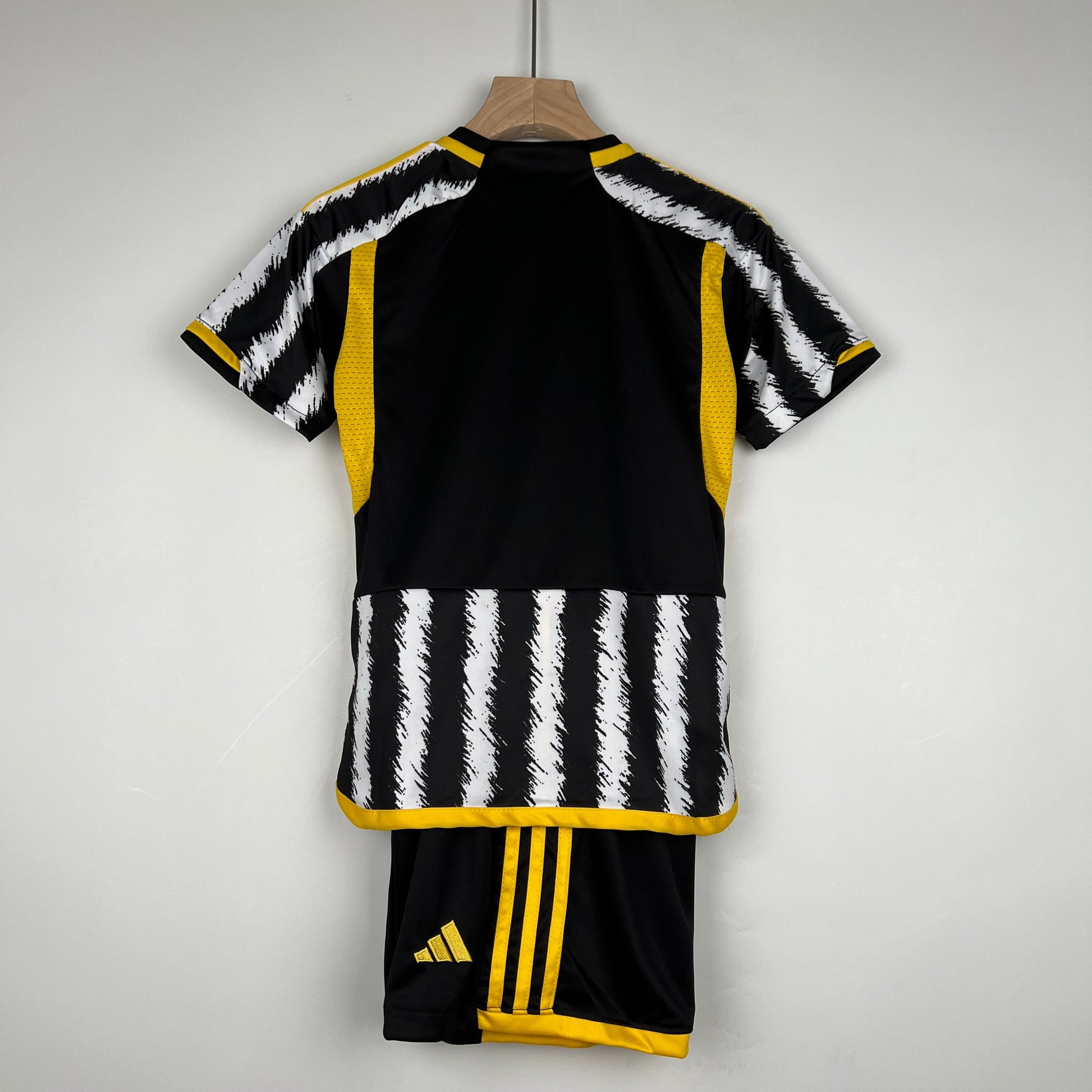 JUVENTUS I 23/24 CONJUNTO INFANTIL - TIENDA DEL JUGADOR